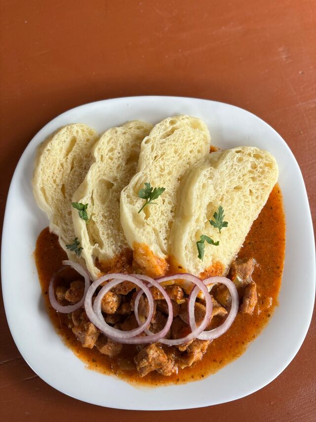 Maďarský guľáš s domácou knedľou