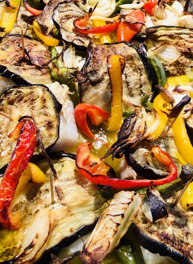 Morue au four avec aubergines et poivrons