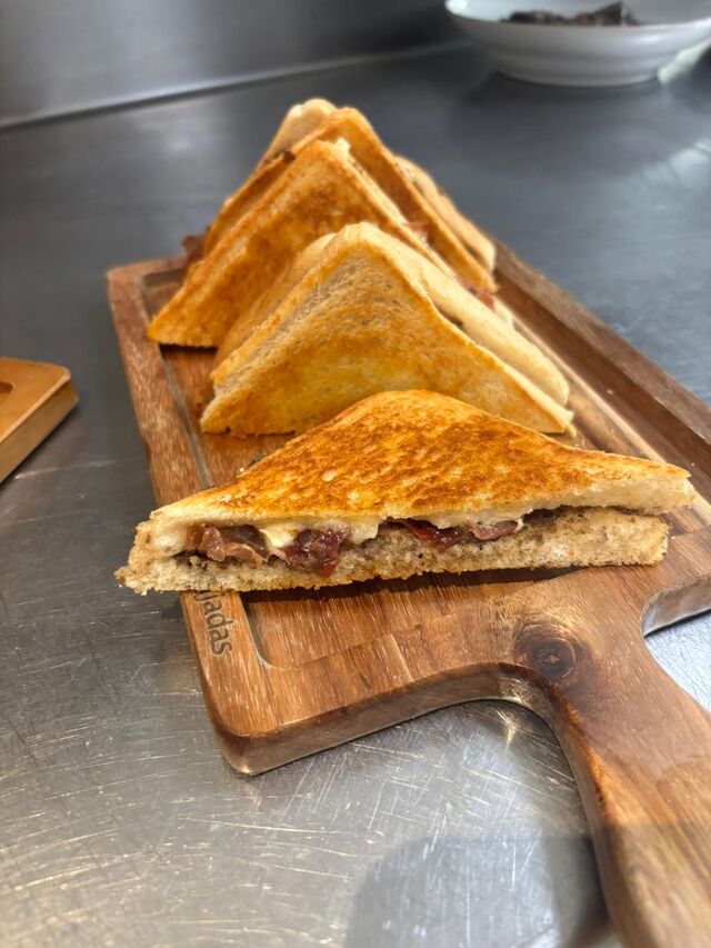 Bikini de pernil Ibèric, formatge brie i tòfona