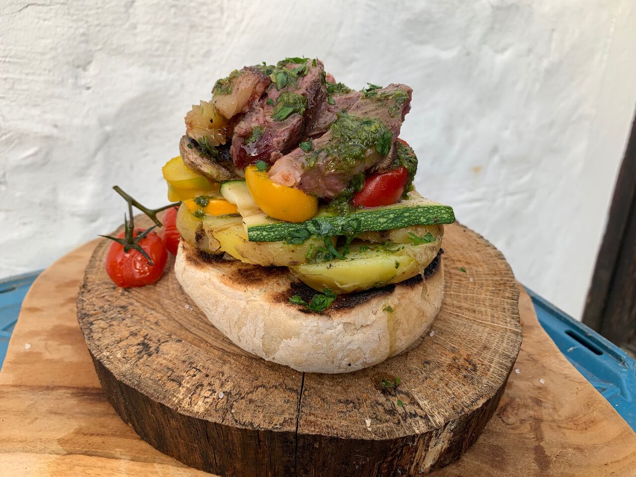 Open gegrilde entrecôte burger met chimichurri