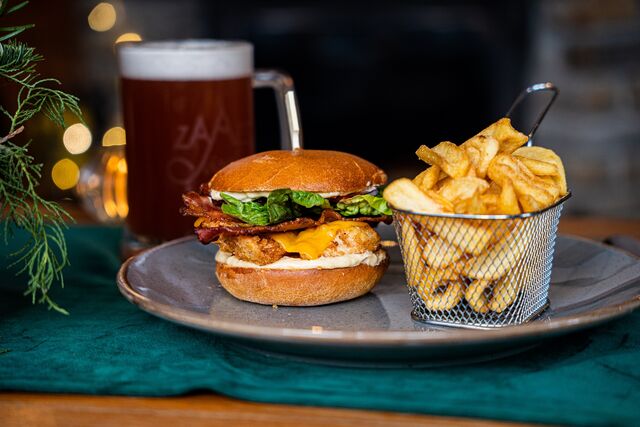 Burger z kurczakiem, boczkiem, cheddarem, sosem sweet chilli, frytki