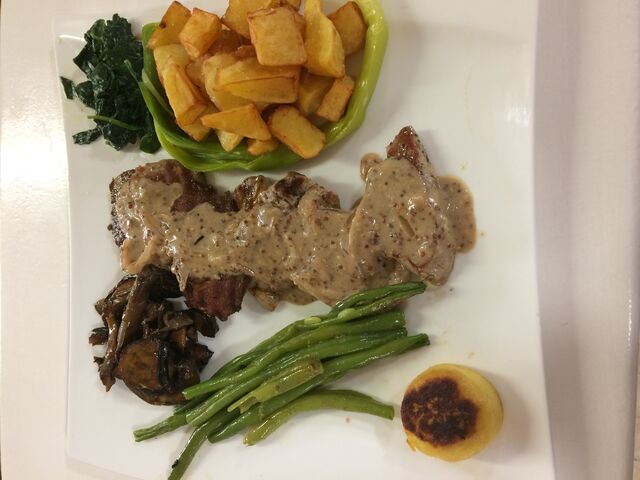 Piccata de porc sauce moutarde à l'ancienne avec pommes de terre en coin de rue et assortiment de légumes frais. 