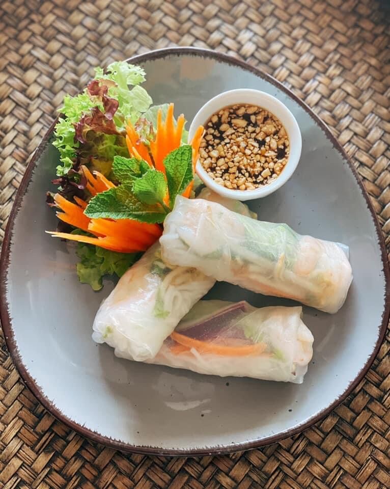 Frische Sommerrollen mit frischen Kräutern und Shrimps serviert mit Hausgemachten Tamarinden Süß und Sauer Soße