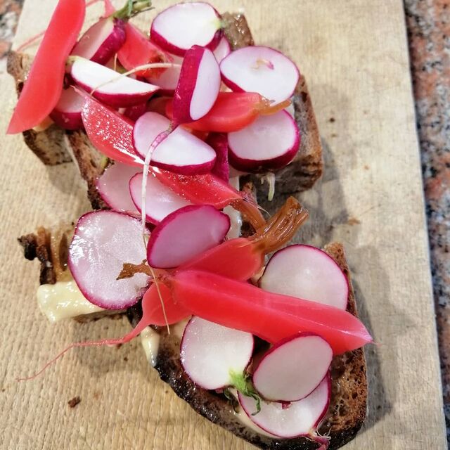 Tartine radis beurre à l'ail noir sur pain de meule bio