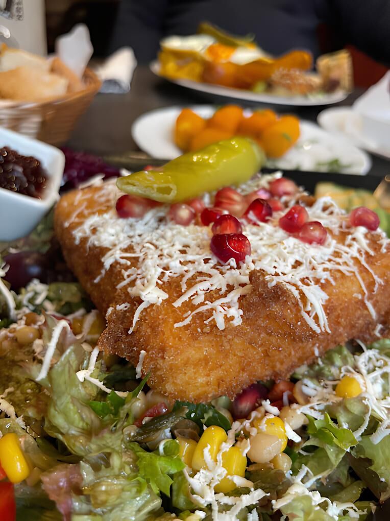 Gebackener Fetakäse auf einem frischen Salatbett