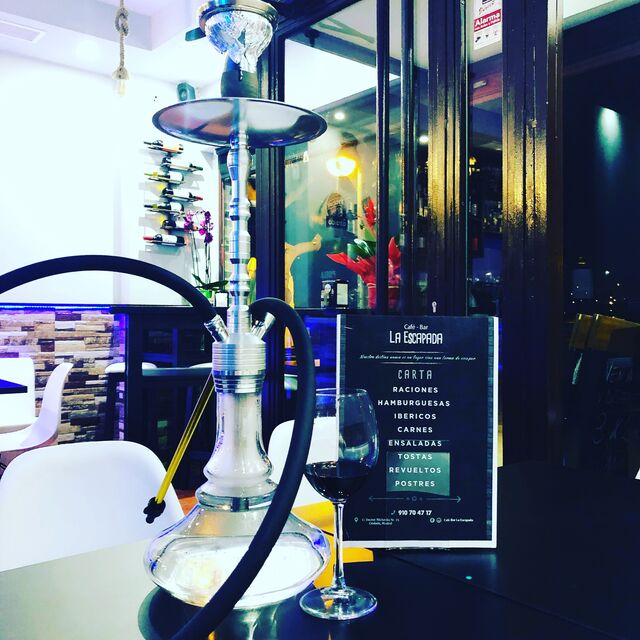 Vente a pasar un buen rato con música moderna , cachimbas de todos los sabores ,variedad de copas y de cocktails.