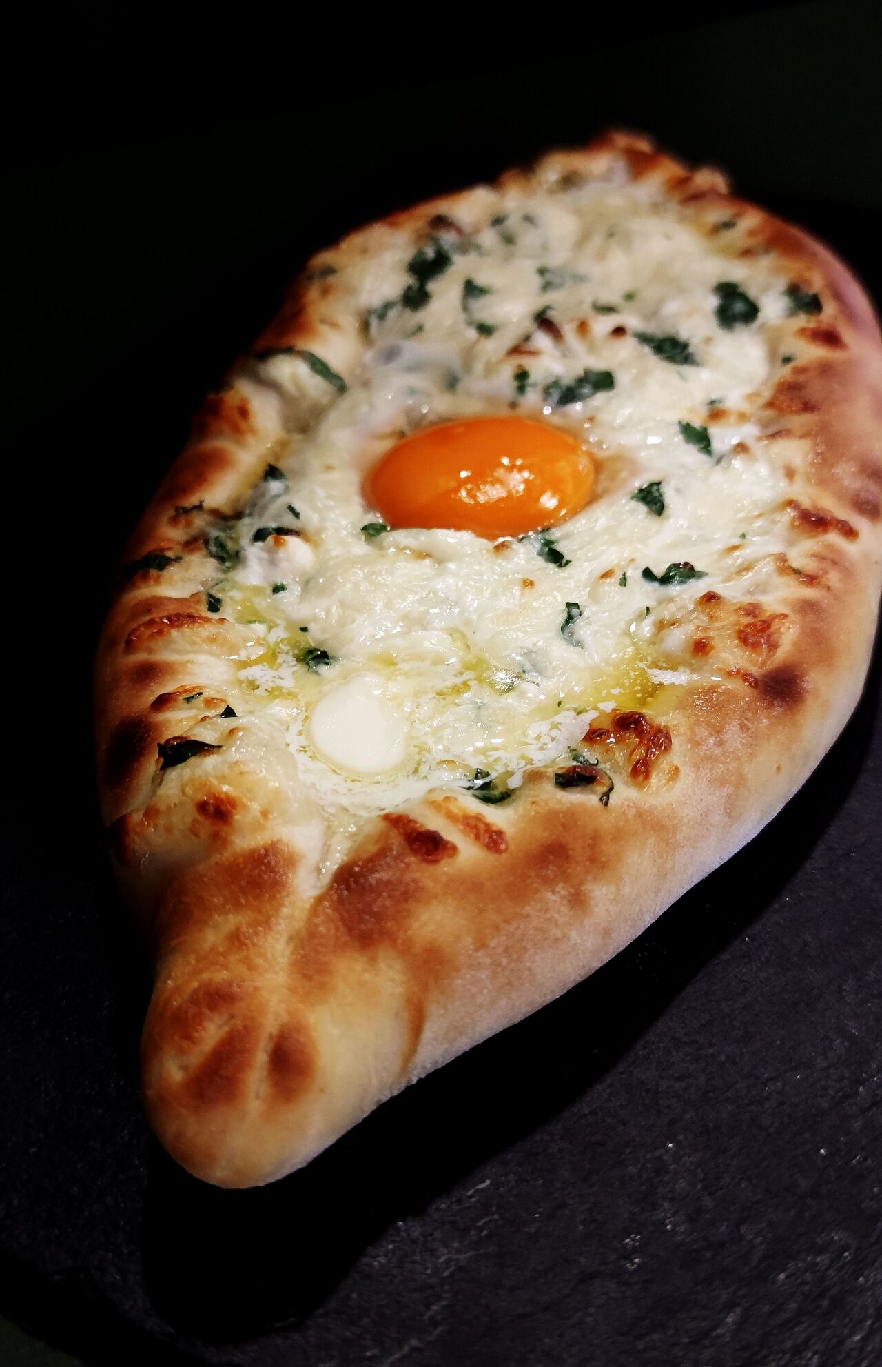 Хачапурі по-аджарськи - хіт продаж..
пухке тісто, ніжний сир та свіжа зелень.