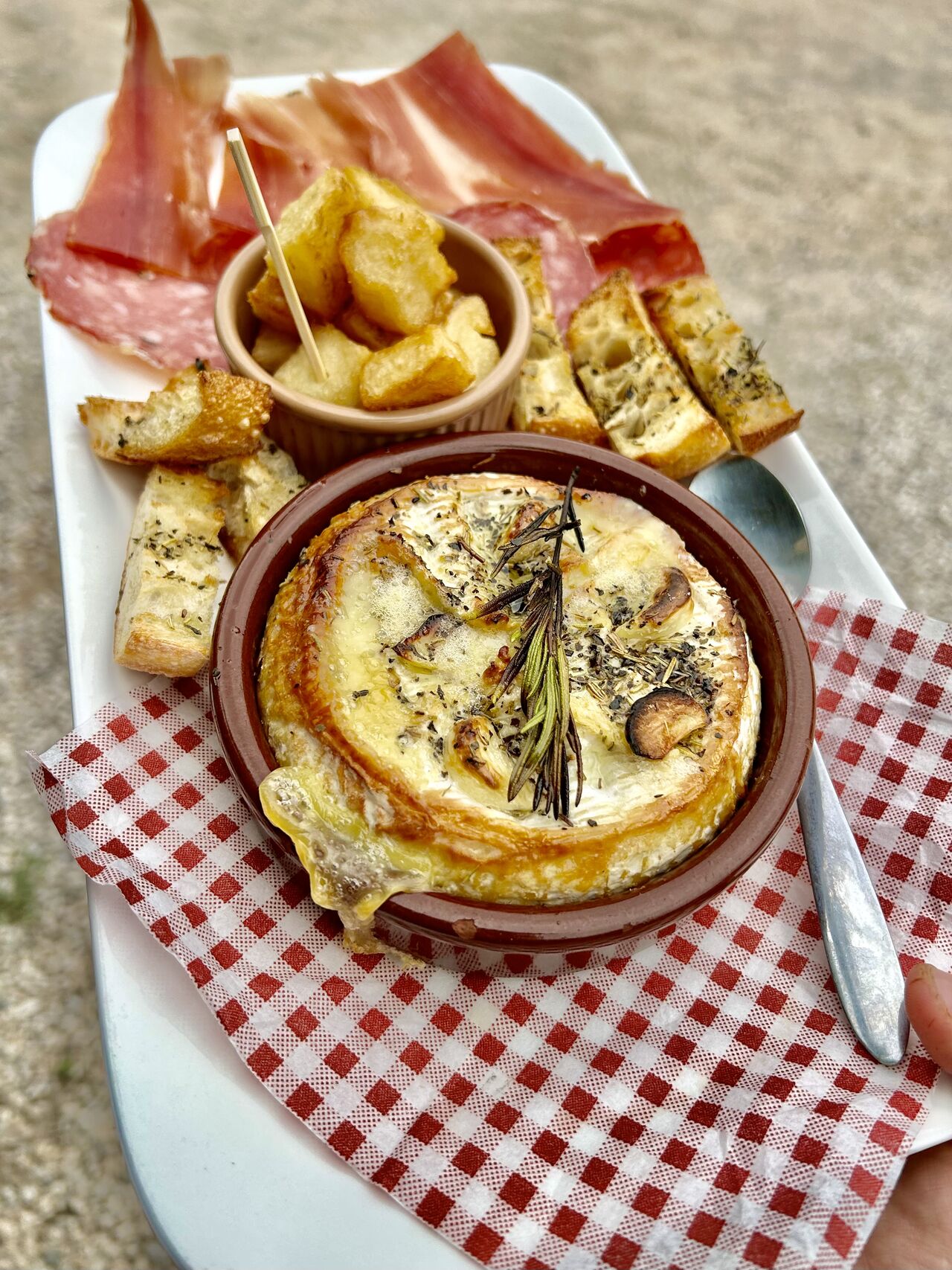 Camembert rôti et sa charcuterie 