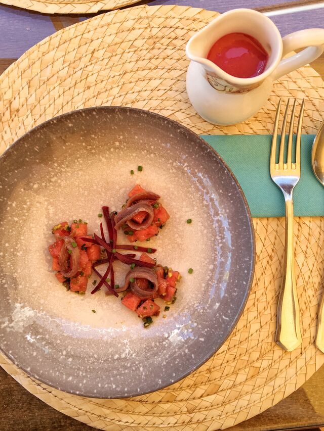 Gazpacho de sandía y remolacha con tartar de sandía y picadillo de alcaparras