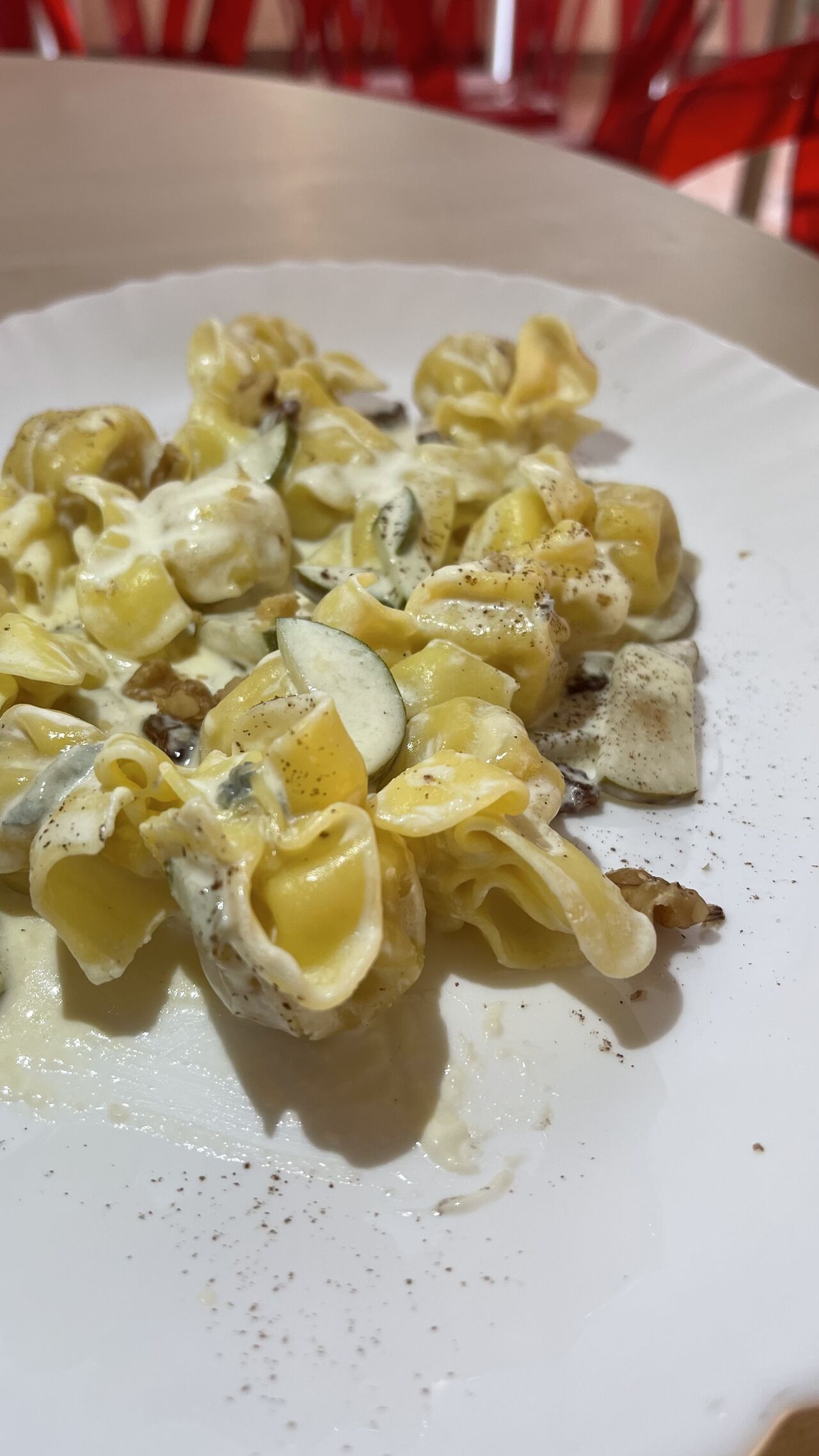 Plato estrella de pasta, sacotinni de pera 