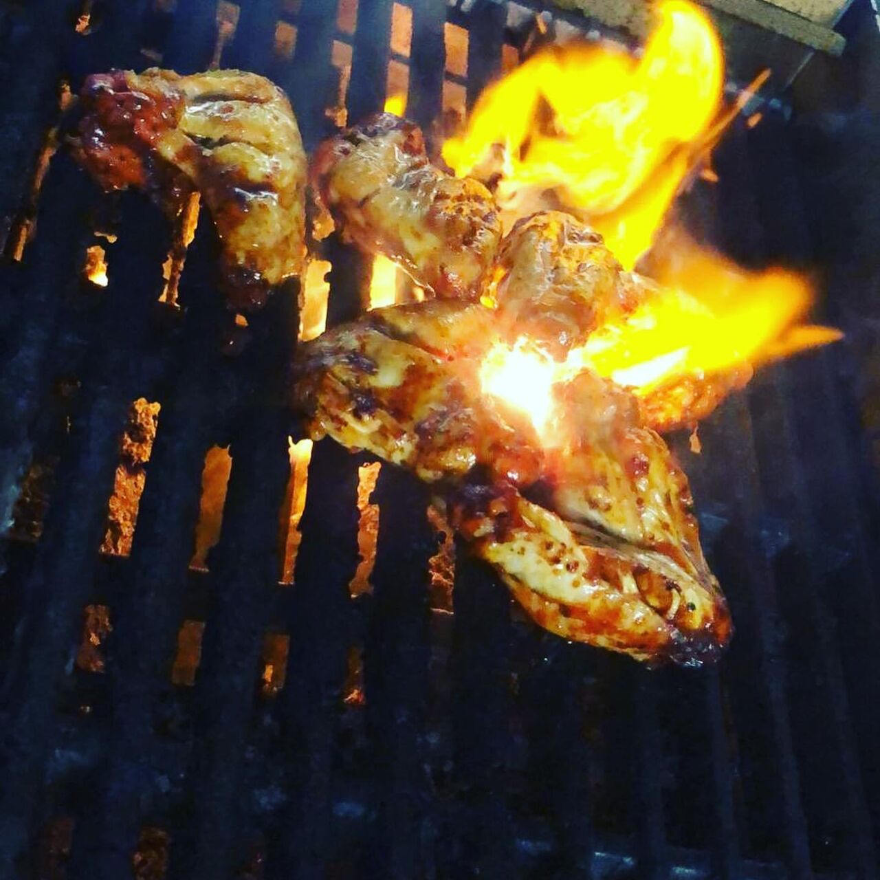 Frisch vom Grill? # gegrillte Flügel # pakistanische Restaurant#Periperiwings # flamegrilled # whitechapelhalal # halal?