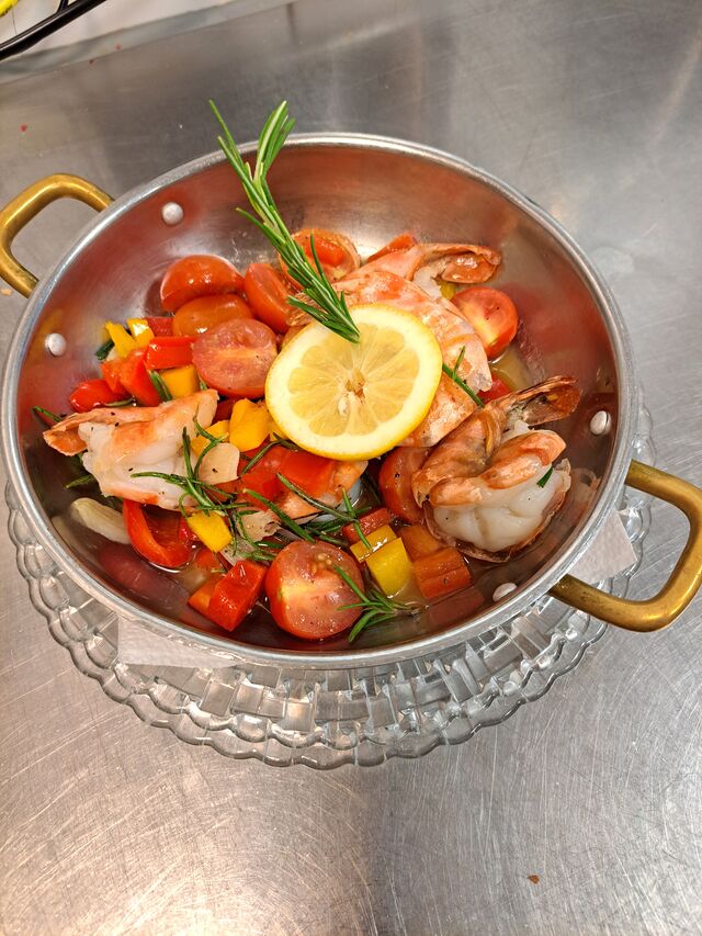 Garnelen vom Grill mit Kirschtomaten, Chilli, Knoblauch