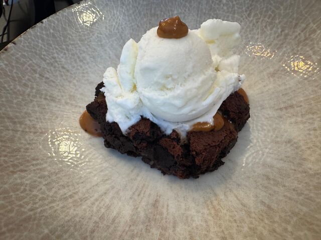 Tenerina al cioccolato e noci caramello salato e gelato 