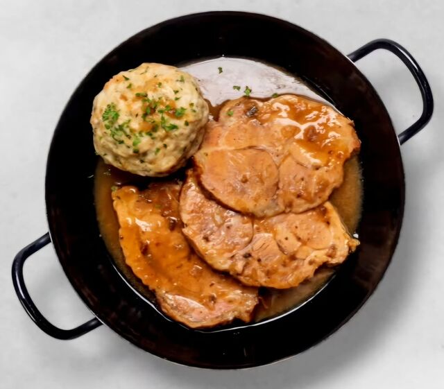 Schweinsbraten mit Semmelknödel