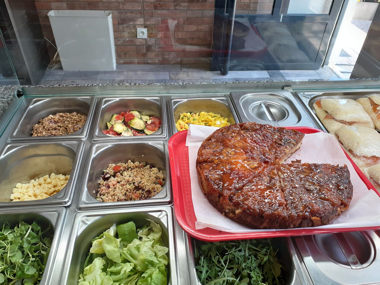 Aperçu du moelleux à la banane qui a eu un succès fou ce mardi du mois de novembre ! Et en fond, les salades composées.