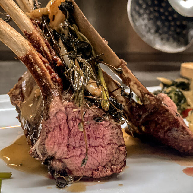 Lammkarree mit frischen Kräutern 