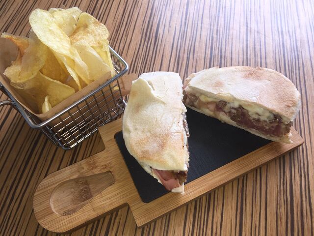 Lombinho em Pão do Caco (acompanha batata frita)