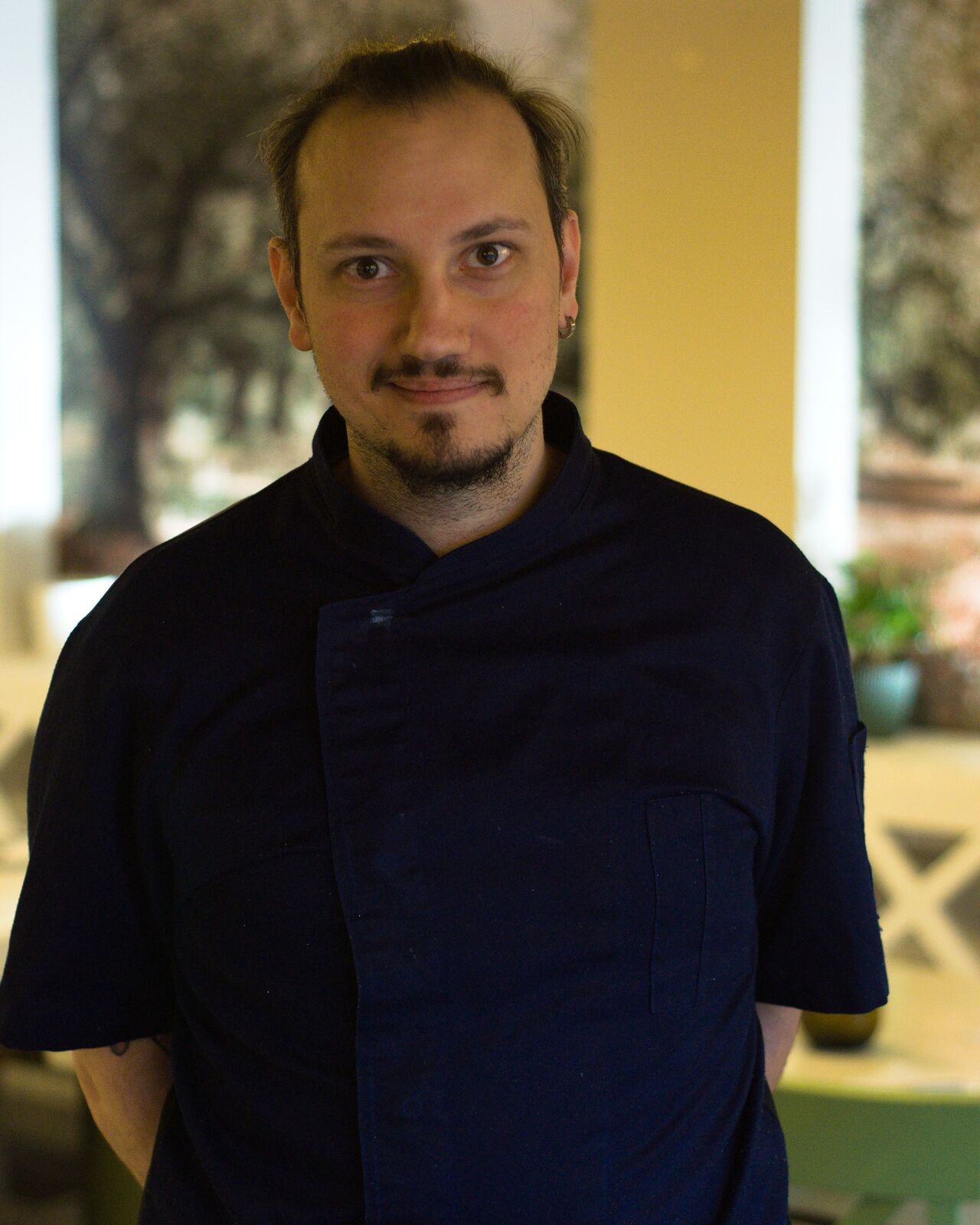 Kalimera! 🇬🇷 Poznajcie Konstantinosa, syna naszego szefa kuchni Makisa i prawdziwego pasjonata greckiej kuchni! 🧑‍🍳💙