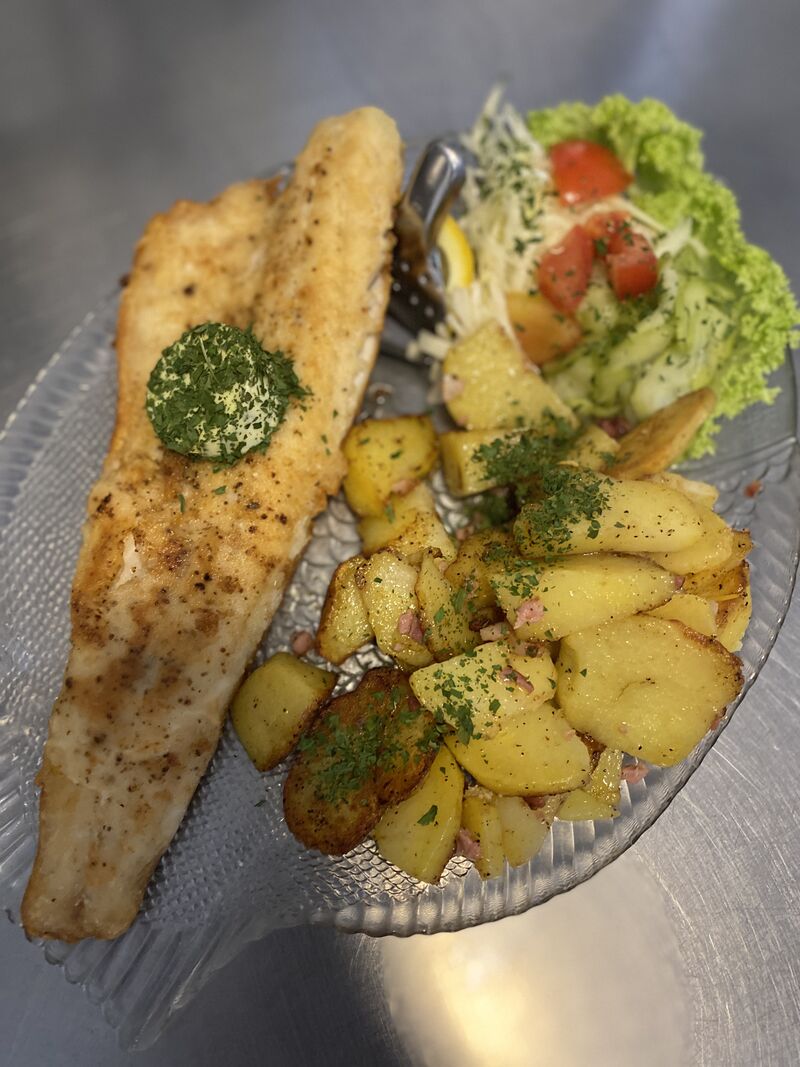 Zander gebraten mit Bratkartoffeln und Salatbeilage 