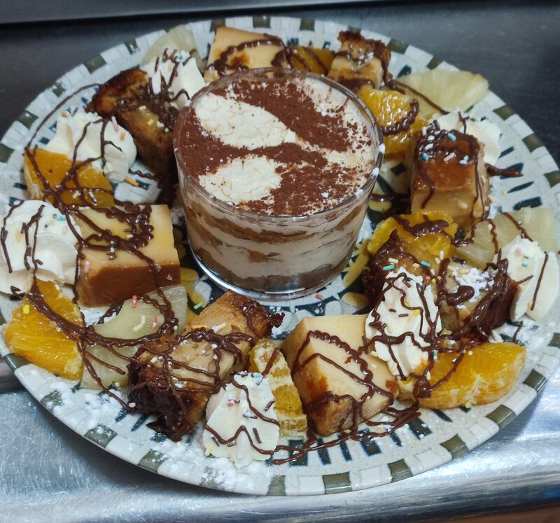 POSTRE VARIADO CON FRUTA NATURAL