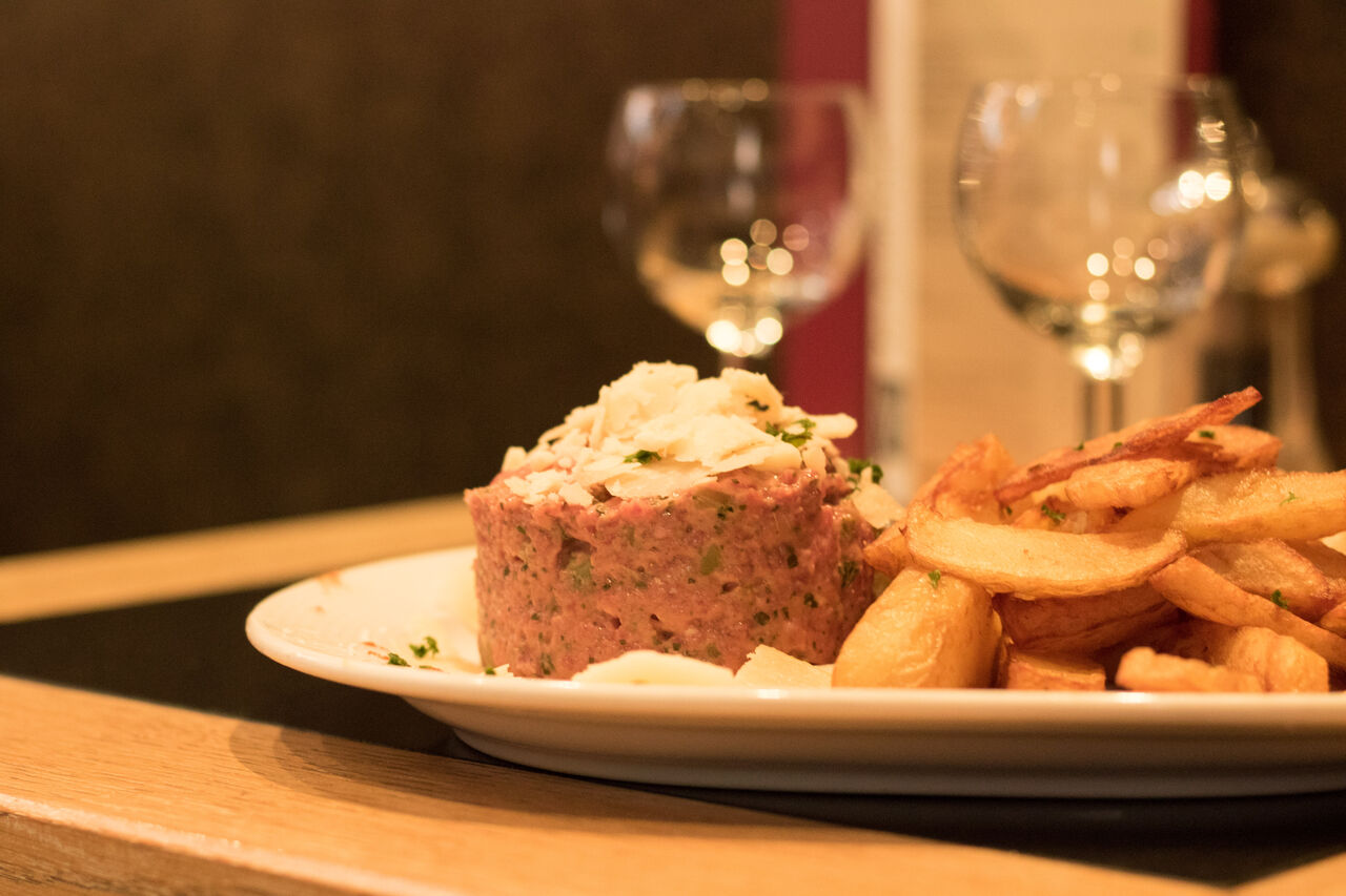 Tartare de Boeuf Français préparé et ses incontournables frites maison