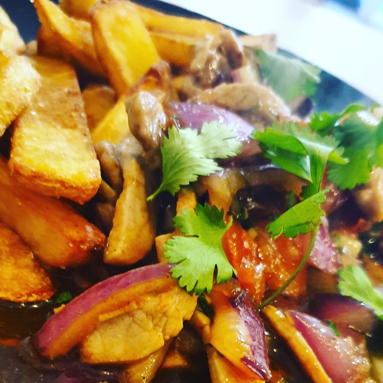 Lomo salteado con patatas fritas.