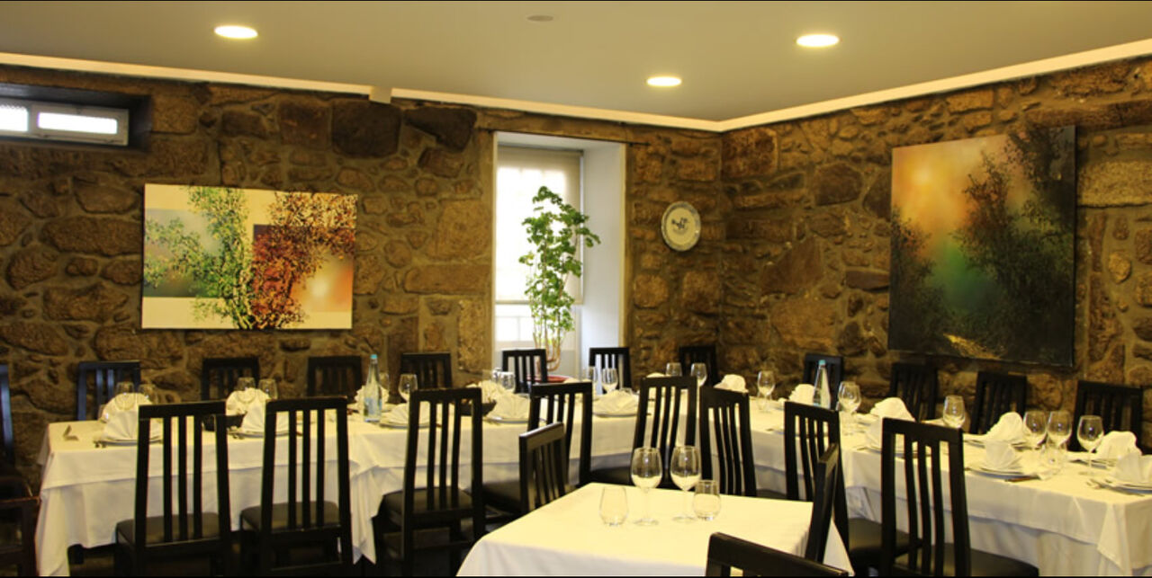SALA EMPRESA
Indicado para Grupos pequenos, como almoços de Empresa, Almoços e jantares Reunião, Grupo de amigos.