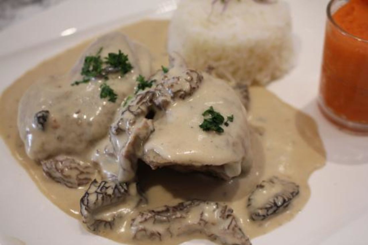 COQ AU VIN JAUNE ET MORILLES