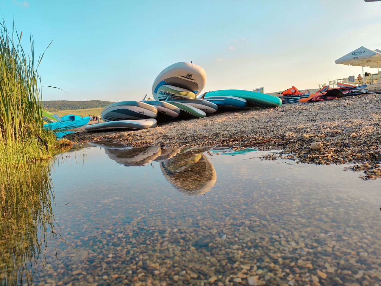 Pujčujeme paddleboardy na jezeru Milada.