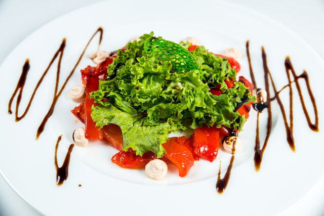 Печені перці з крем-сиром під соусом вінегрет.