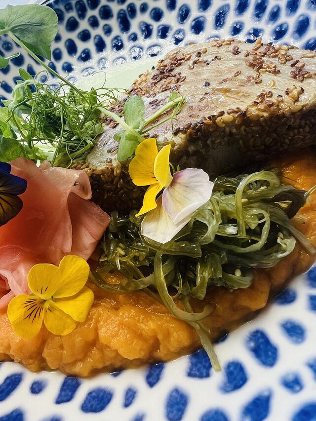 Pavé de Thon Mi-Cuit aux sésames , écrasé de Patates douces et wakamé