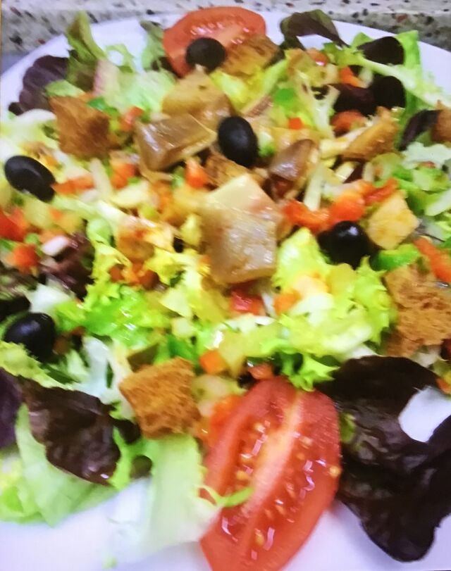 Ensalada variada con oreja templada