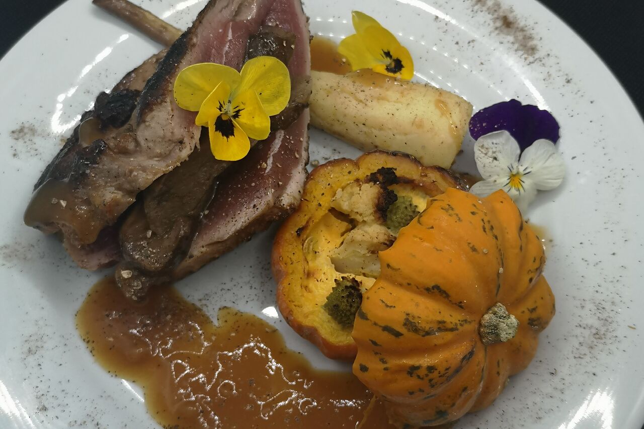 Magret de canard cotisé aux cèpes et jus de champignons et légumes de saison