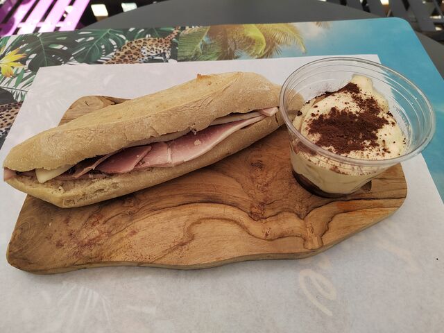 Nos best-seller : le sandwich au jambon truffé et son tiramisu.