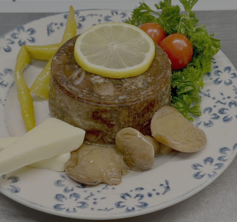 Meduza z wieprza czyli zimne nóżki wieprzowe, podgrzybek marynowanym, chleb w Szynku pieczony