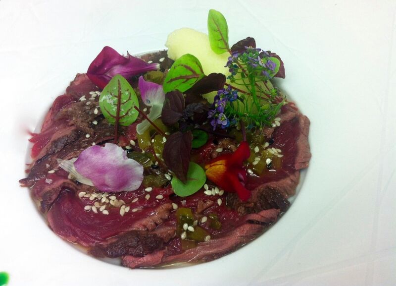 Tataki de boeuf ,huile de sésame grillé herbes fraîche 