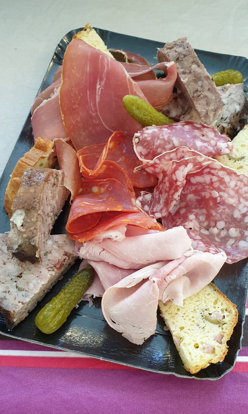 Planche de charcuterie à 9,80€ livraison possible.
