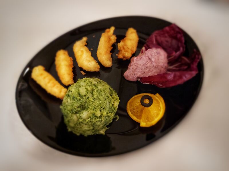 Škampi na pariški sa krompirom i brokulama i pate` od radića iz Trevisa