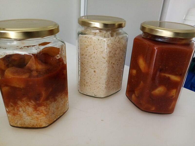 exemple de bocaux à emporter: calamar à l'armoricaine et son riz (1 part dans le bocal de gauche, bocal cosigné 1€)