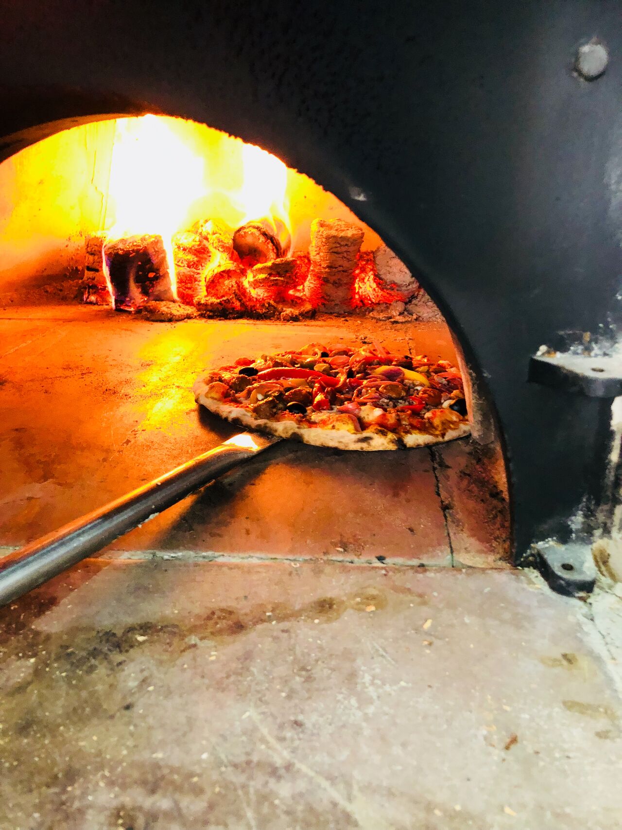Pizza de lesigny cuite au Feu de Bois