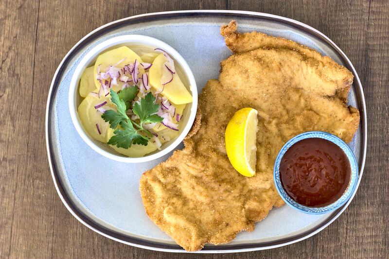 Hühnerschnitzel gebacken mit Kartoffelsalat