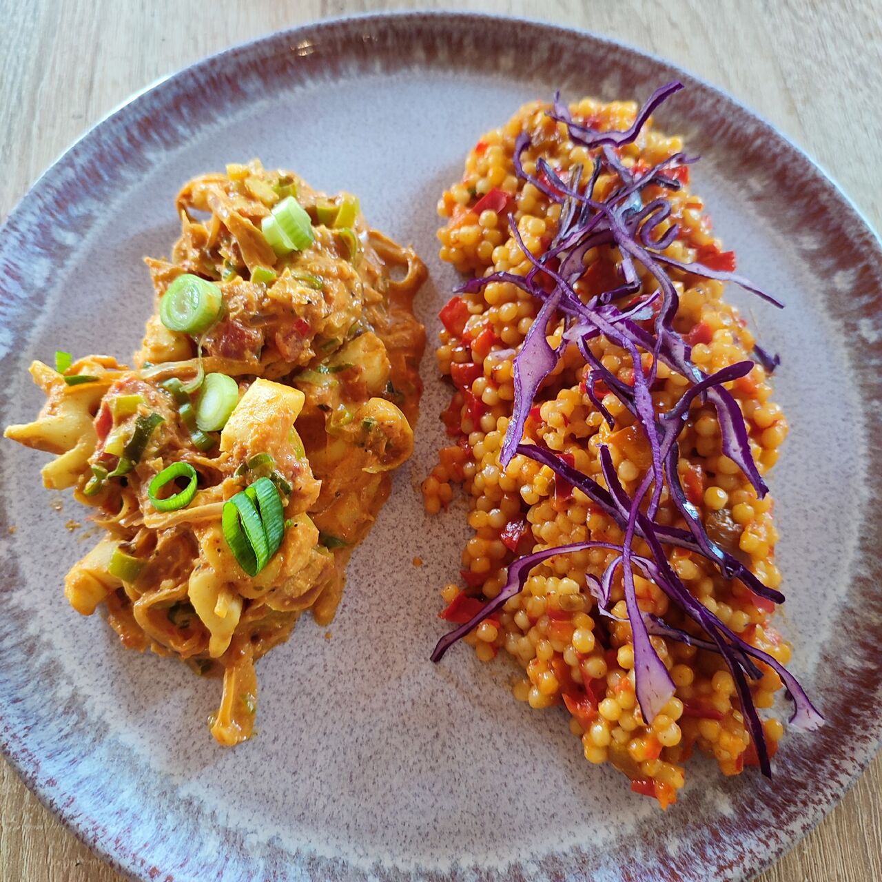 Calamars à la sauce tomate et cébette, perle de couscous aux poivrons