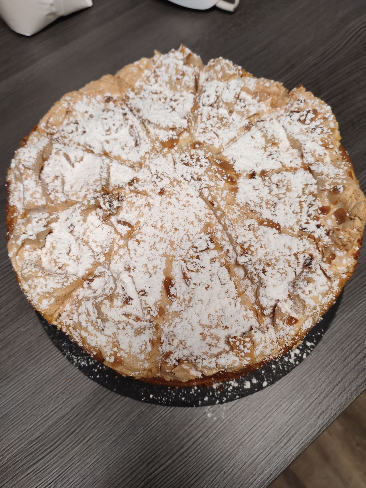 Von Freitag-Sonntag stehen selbsthergestellten Sahnetorten,das Sortiment wechselt mehr wieder. 😊