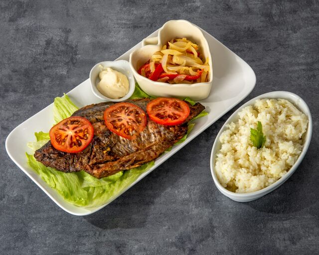 Tilapia + Attieké( poisson braisé + Semoule de manioc)