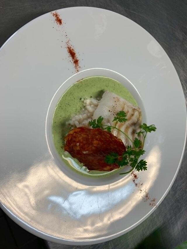 Pavé de merlu sur son risotto au parmesan, son coulis de cresson et son croustillant de chorizo