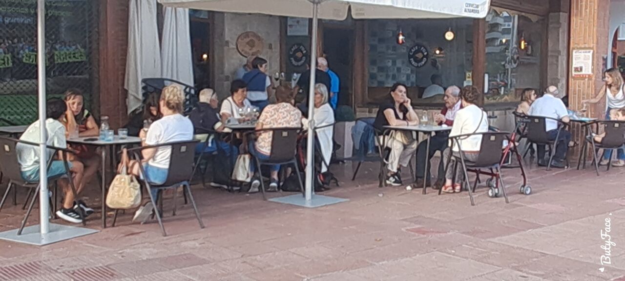 Ven disfrutar de nuestra terraza y su lindo atardecer