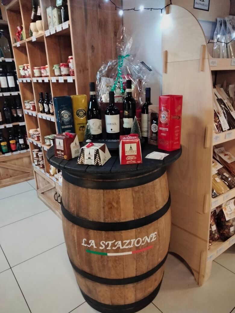 Paniers garnis, de bons vins, des produits de petits producteurs italiens sucrés ou salés