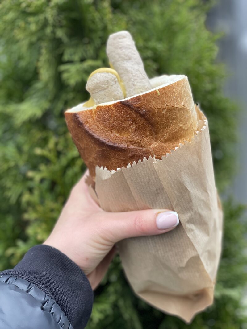 HOT DOG LESZCZYŃSKI
2 KIEŁBASKI LESZCZYŃSKIE
KLASYCZNIE PODAWANY Z MUSZTARDĄ