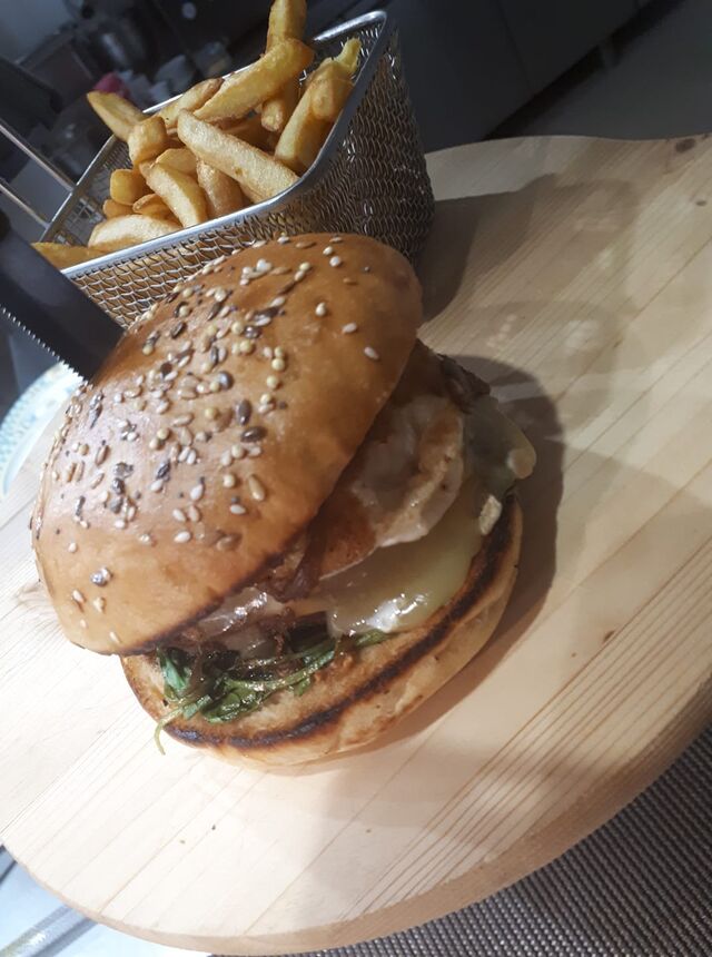 Viande française, pain de mon boulanger, Saint Nectaire, salade roquette, sauce barbecue, compotée d’oignons 