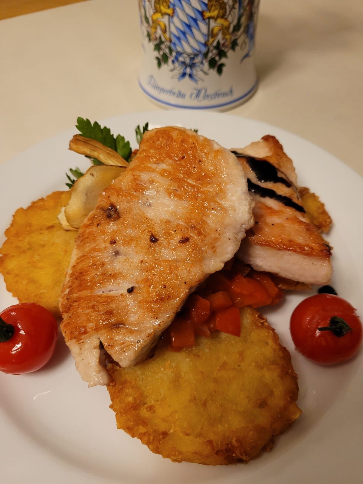 Putensteak auf Paprika-Zwiebelgemüse, dazu Rösti